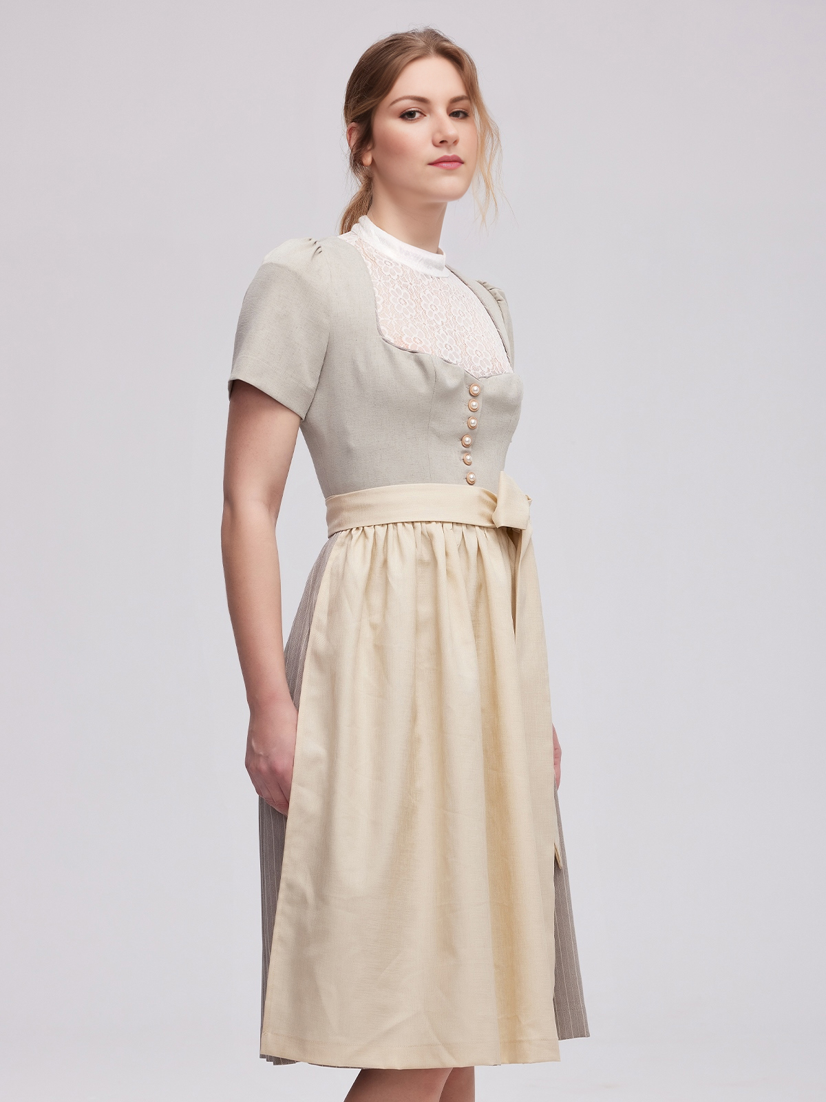 Dirndl in Grau – stilvoll und modern
