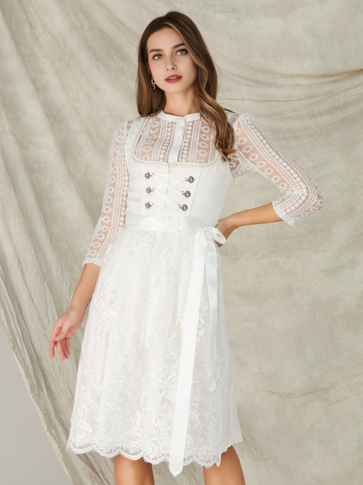 Elegantes weißes Dirndl mit blauer Schürze