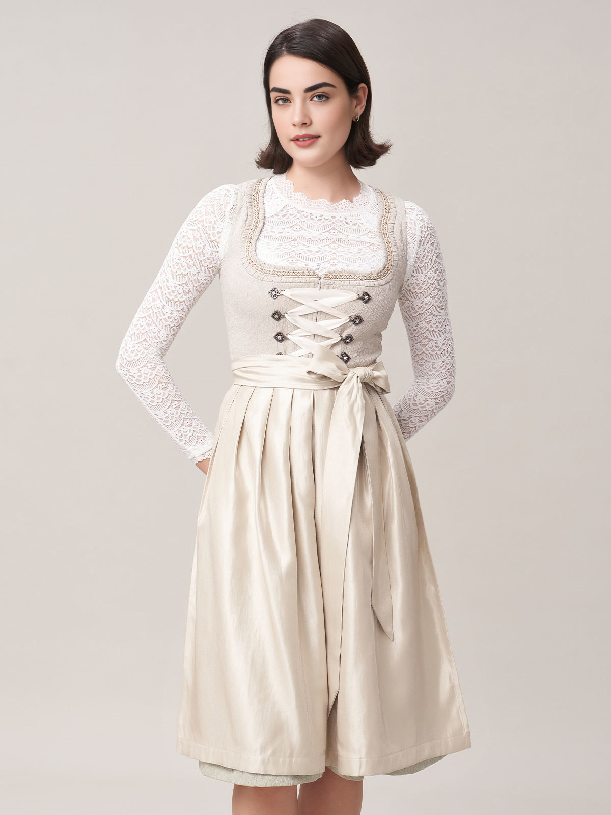 Weißes Dirndl mit feinen Details