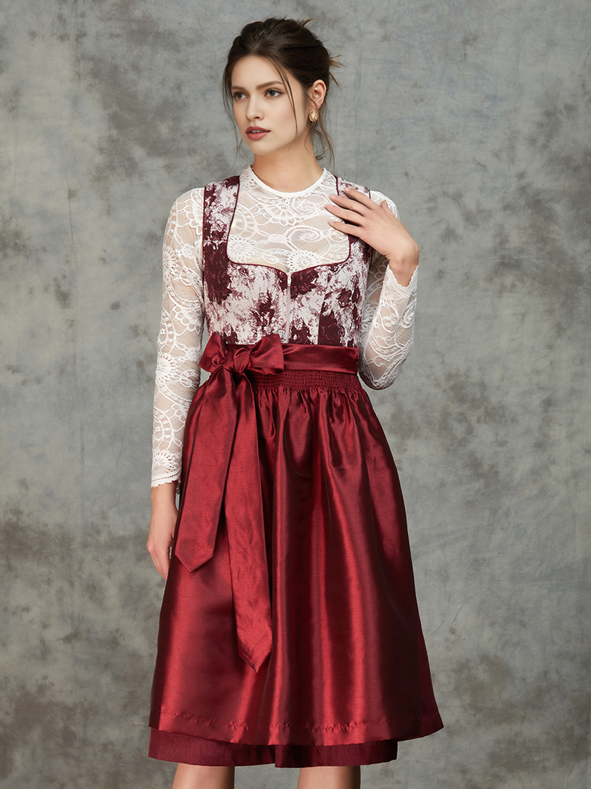 Dirndl in Rot und Grün – ein Blickfang auf jedem Volksfest