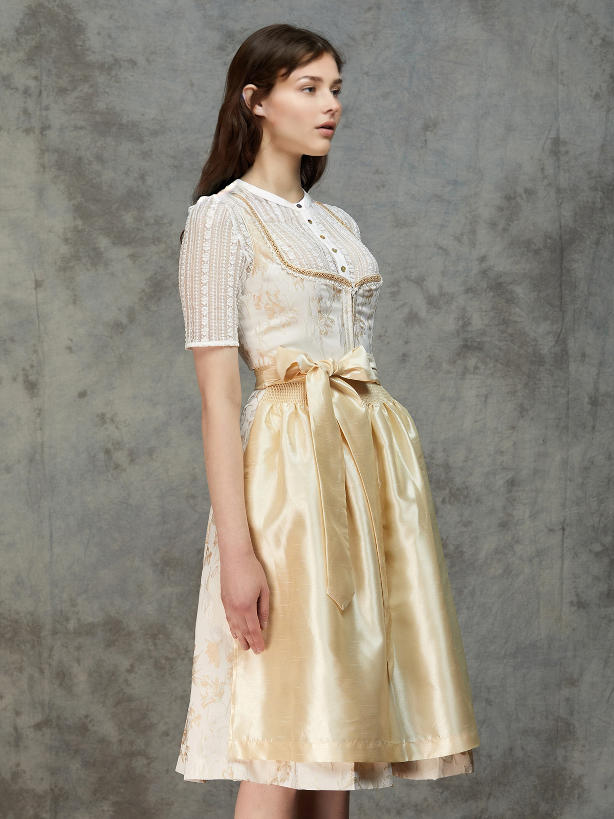 Dirndl Julia in Gelb – Eleganz und Lebensfreude