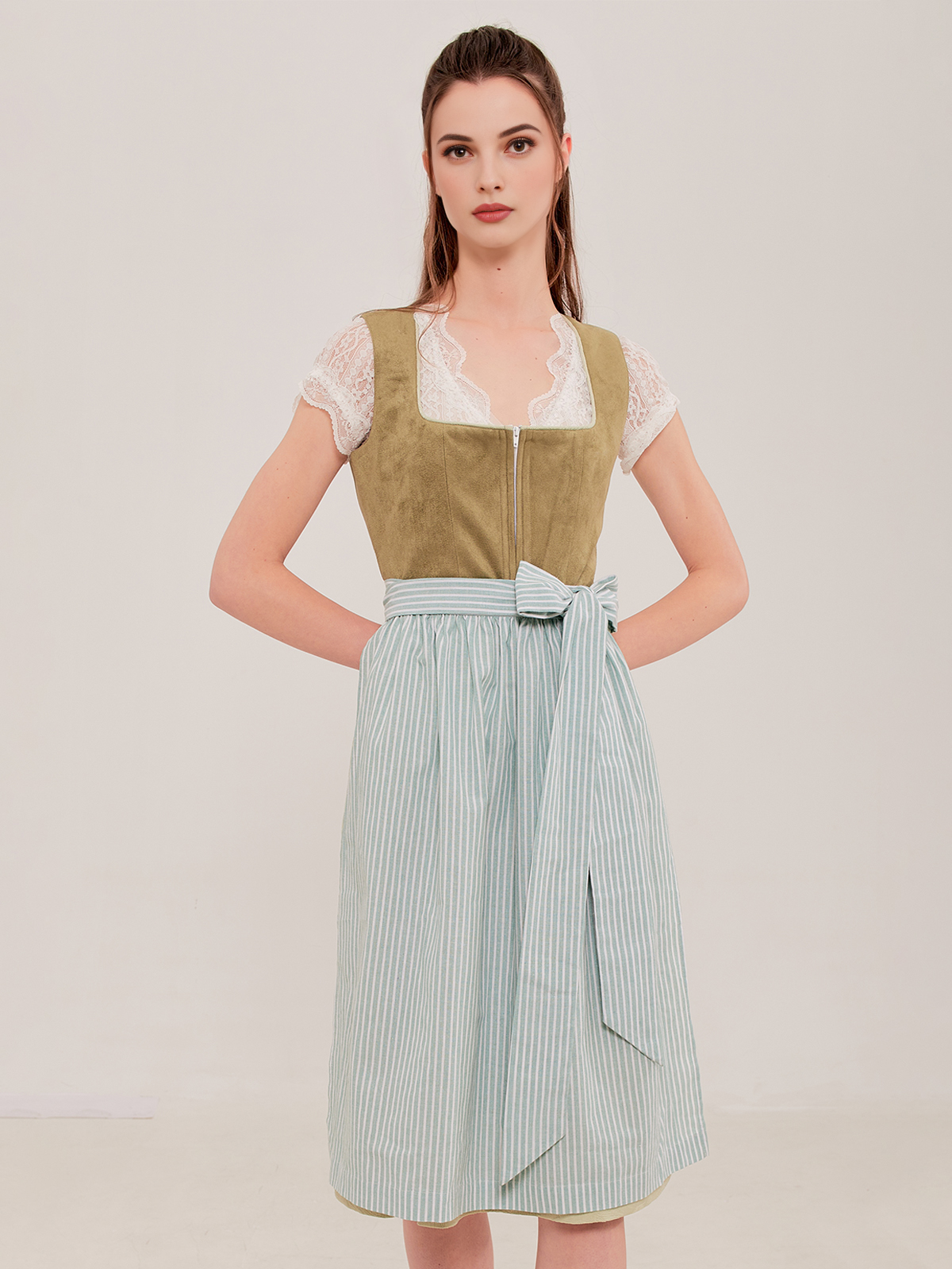 Grün pinkes Dirndl mit floralen Akzenten