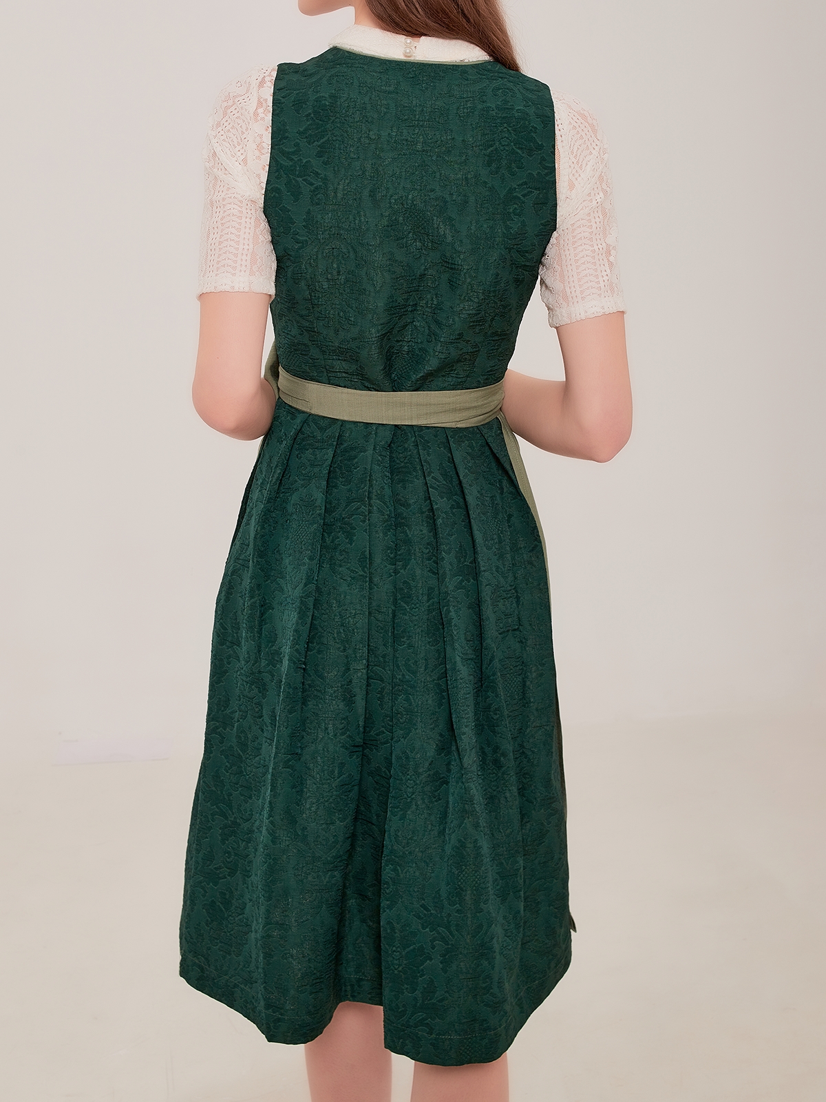 Ein moderner grüner Ehreer Dirndl mit floralen Details