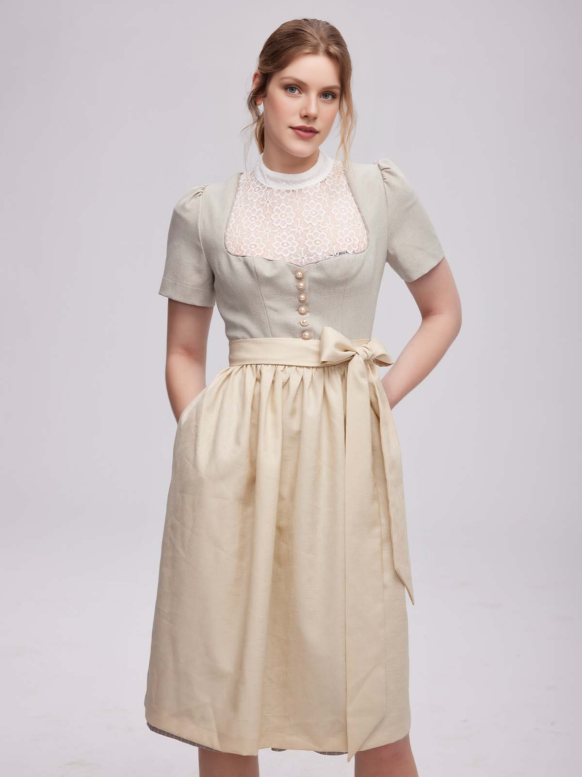 Graues Dirndl mit traditioneller Schürze