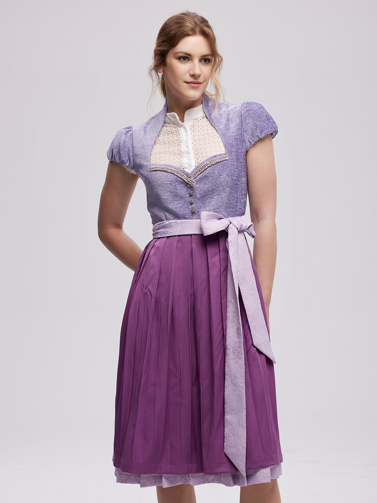 Grünes Dirndl mit floralen Details