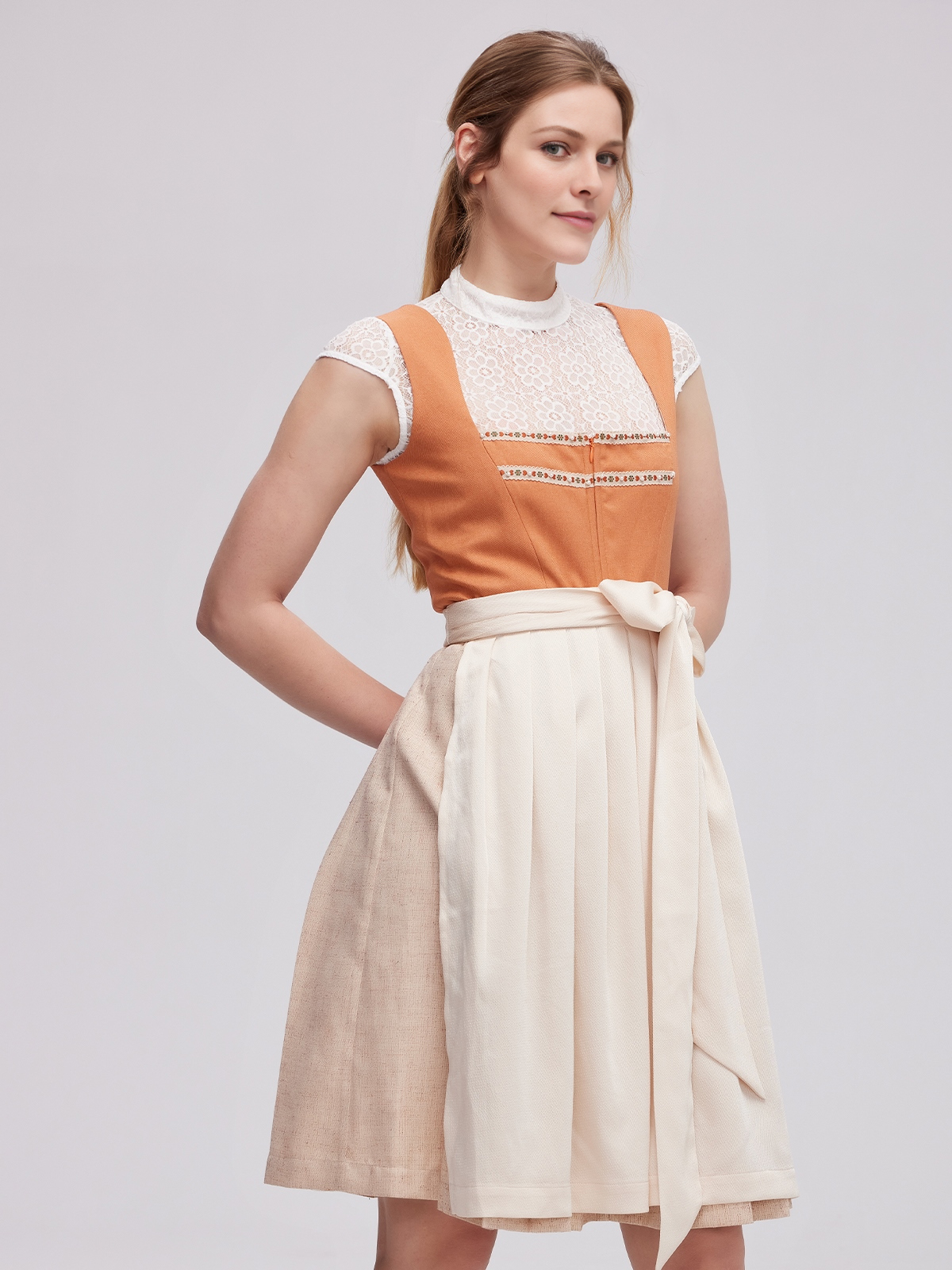 Blau weißes Dirndl mit modernem Twist