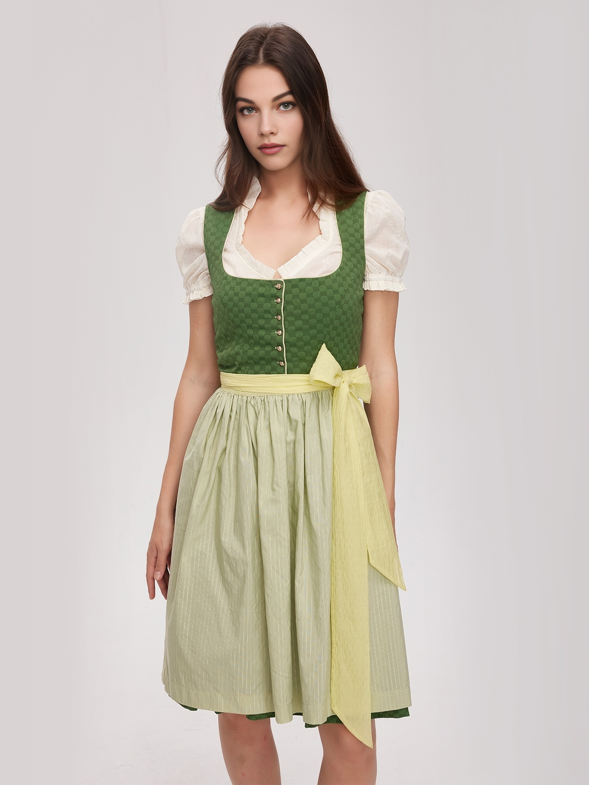 Ein grünes Ja Mei Dirndl mit traditioneller Stickerei